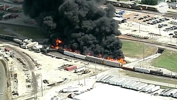 Illinois train derailment sends plumes of smoke, f
