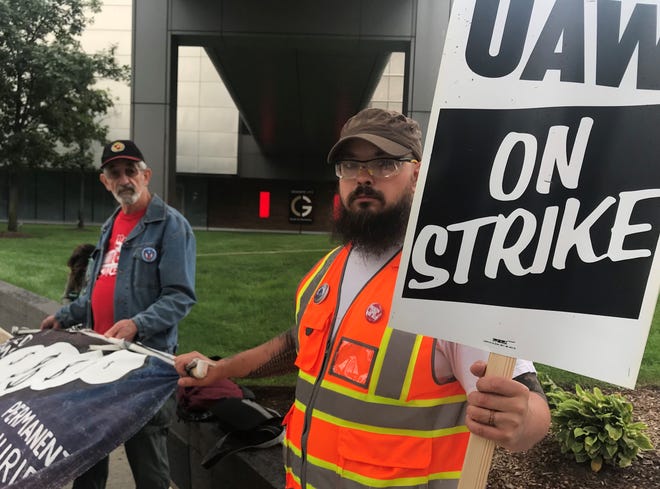 From left, Frank Hammer, retired UAW/GM international representative and Sean Crawford, UAW 598 arrive in support of union members at the Marriott Renaissance Hotel in Detroit, Sunday, Sept. 15, 2019.