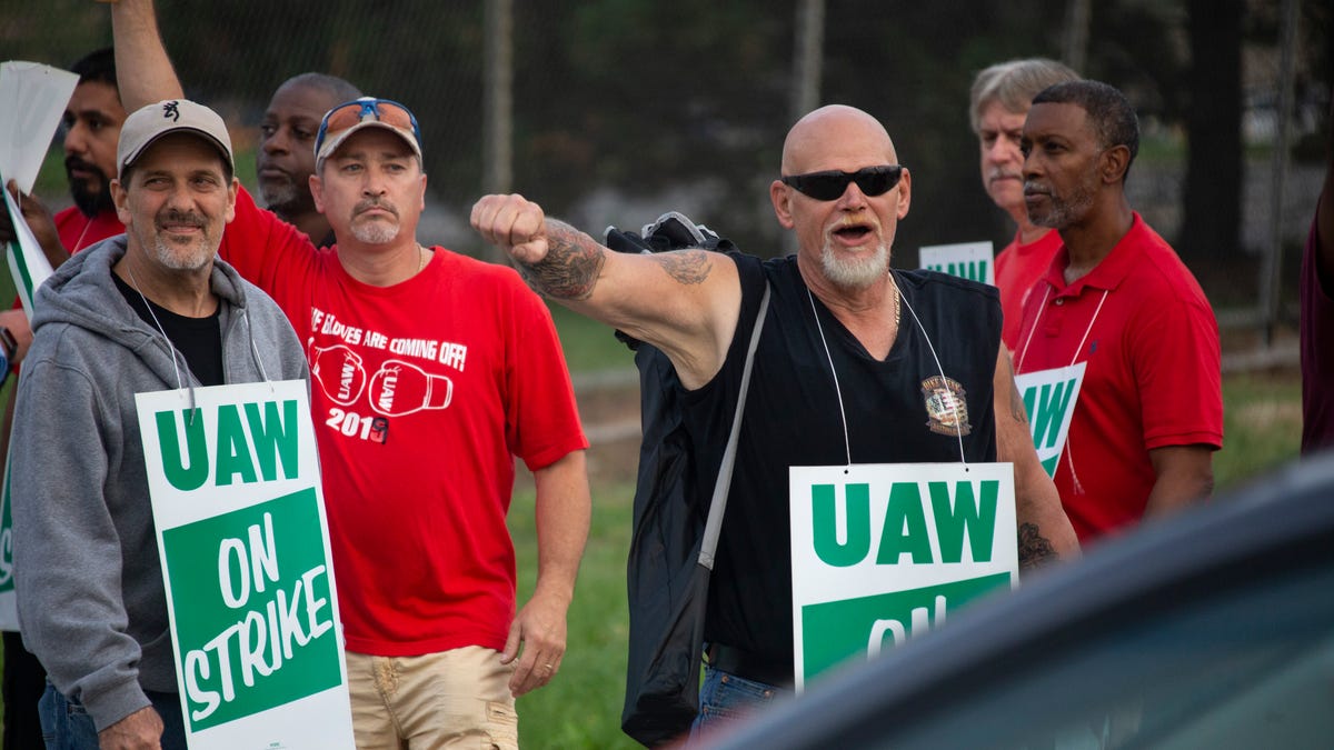 Detroit-Hamtramck Assembly GM Line worker Ralph Payne, 58, of Taylor, pumps his fist as a driver honks at strikers with Local 22.  Strikers are outside of GM Detroit-Hamtramck Assembly Monday, Sept. 16, 2019.