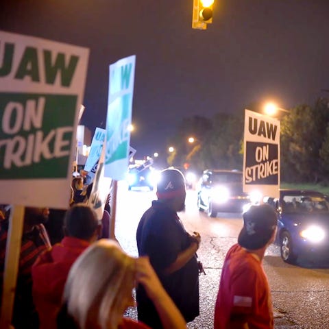46,000 GM autoworkers walk out via strike