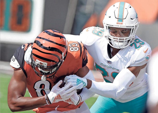 Minkah Fitzpatrick, right, has played cornerback and linebacker for the Dolphins, but will start out as a safety for the Steelers.