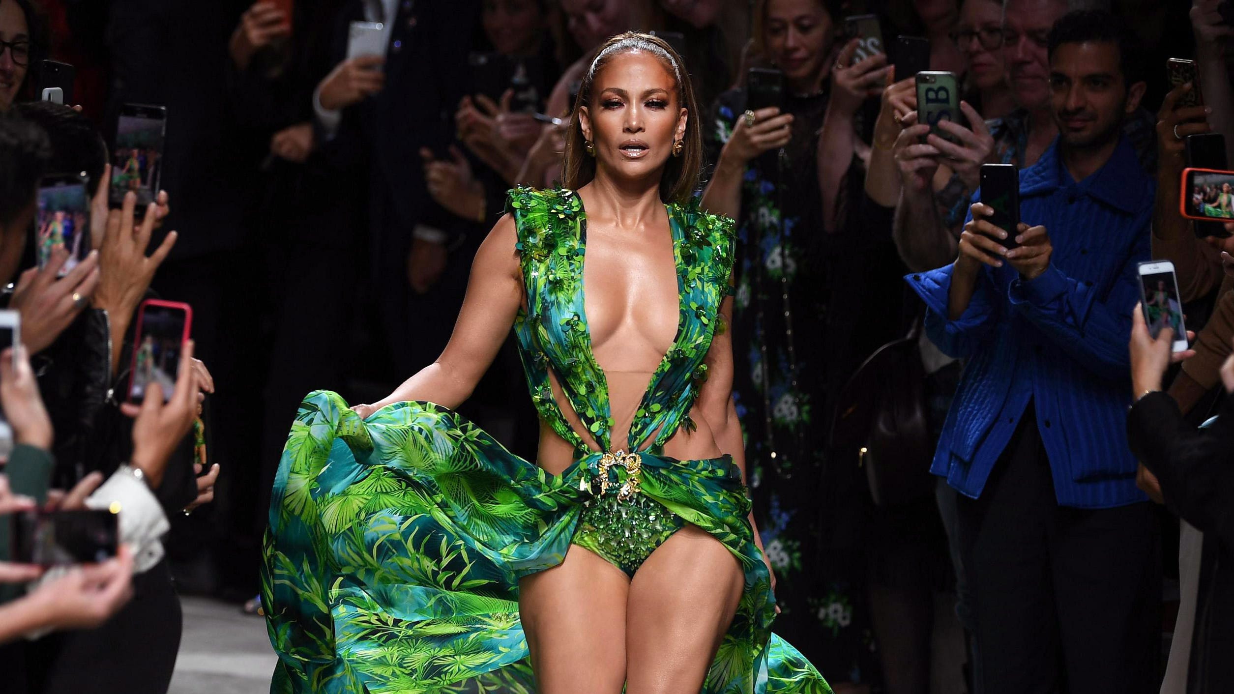 Snl Jennifer Lopez Dons Famous Green Versace Gown For Hosting Gig 