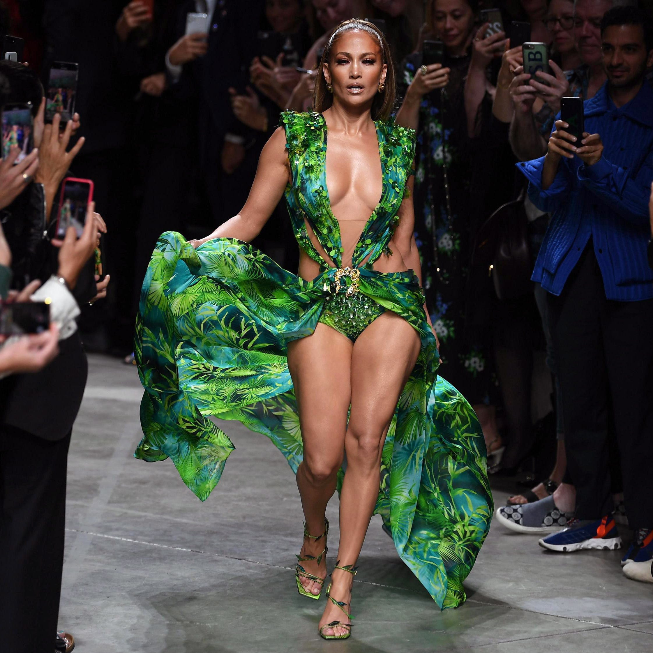 Snl Jennifer Lopez Dons Famous Green Versace Gown For Hosting Gig
