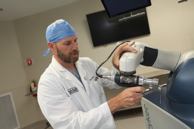 Dr. Jason Haslam explains and demonstrates the Mako Robotic-Arm Assisted technology for joint replacement.