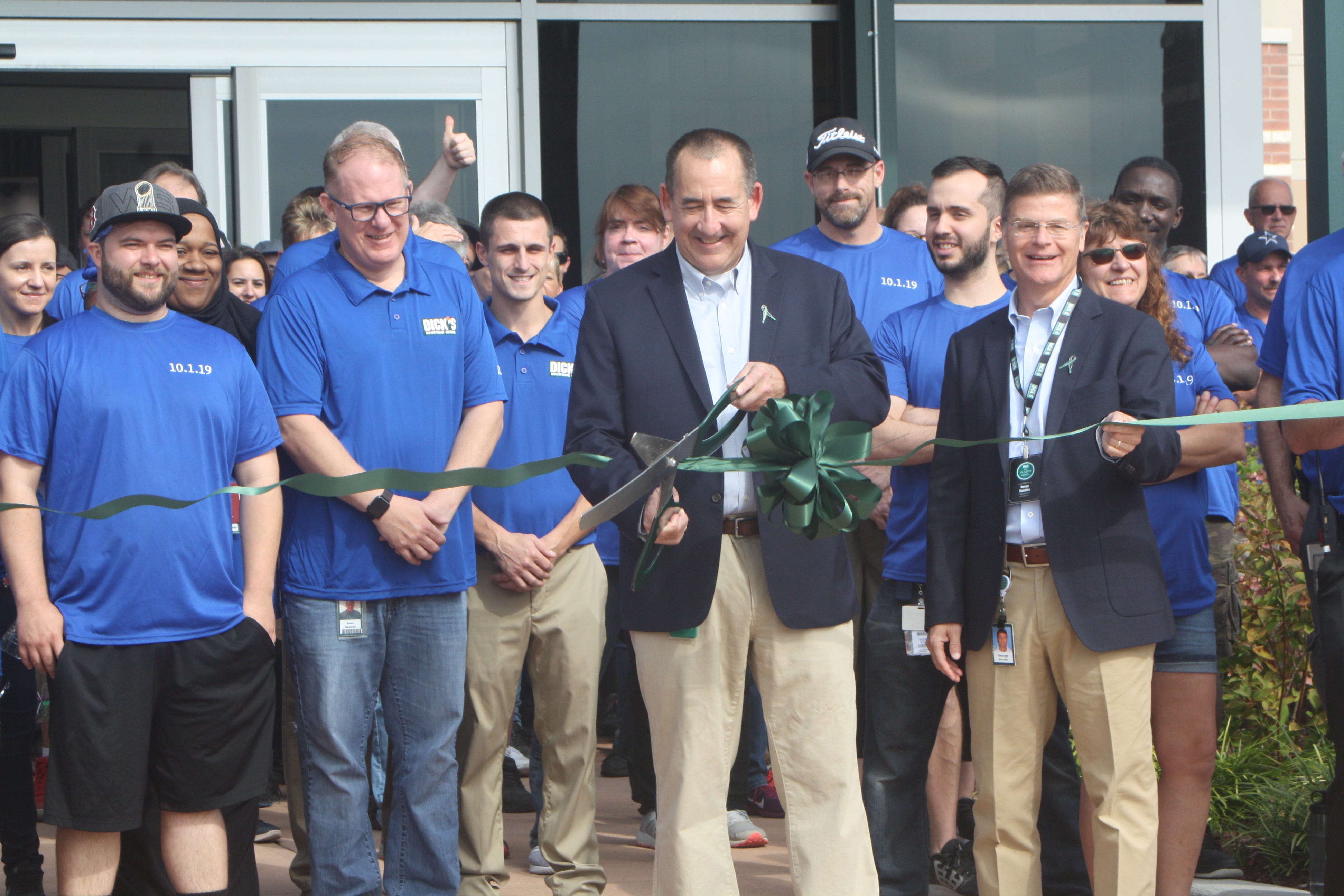 How the new Dick's facility completes 18,000 orders a day