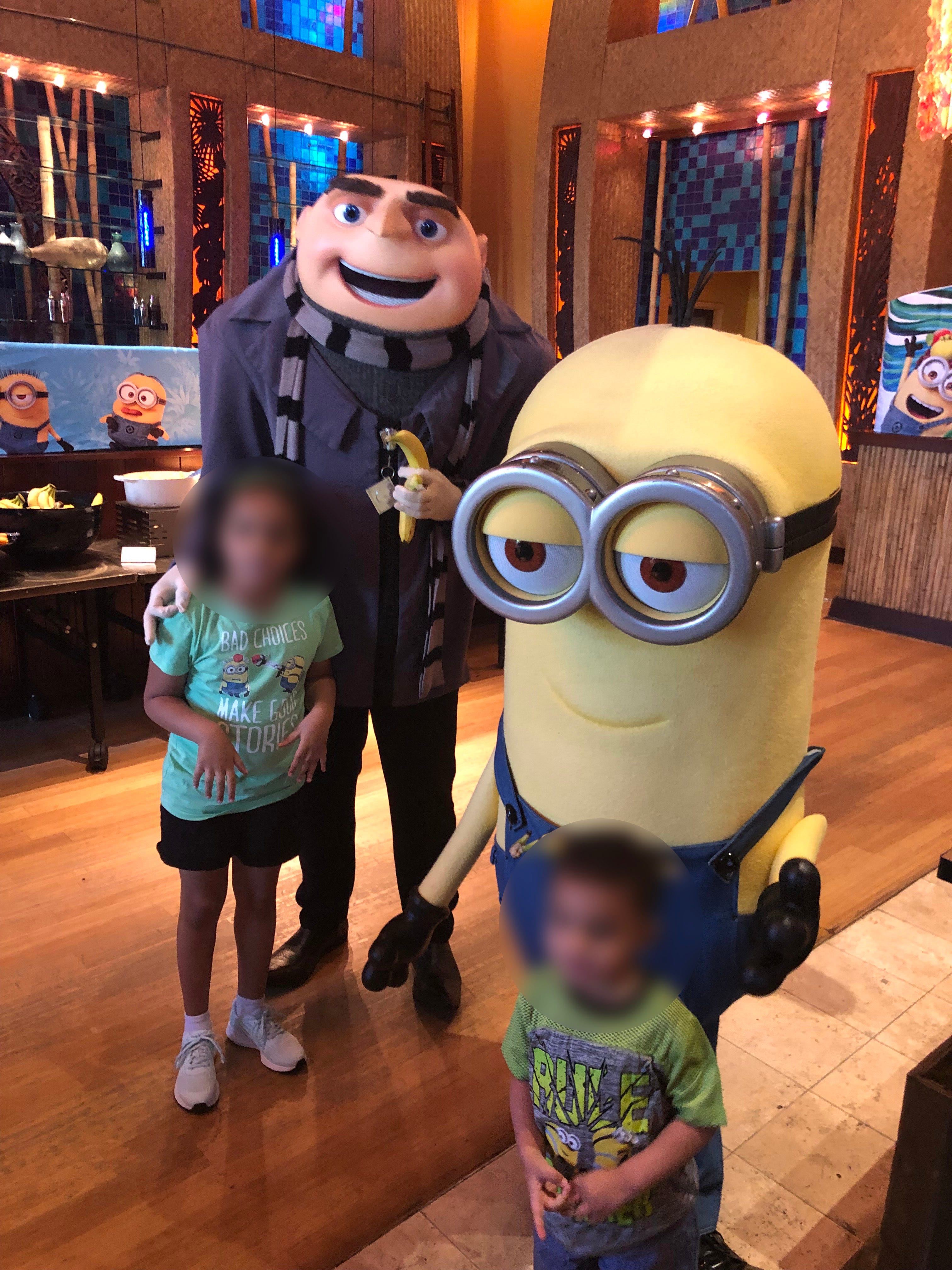 Universal Orlando Resort Fires Despicable Me Actor After Ok Symbol - i paid actors to hate my girlfriend but she caught me roblox