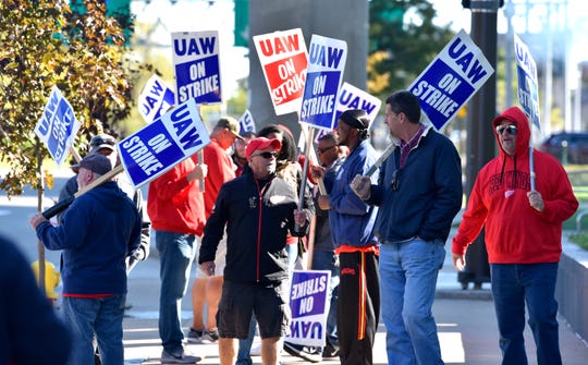 UAW members picket in front of GM's headquarters at the Renaissance Center on Friday.