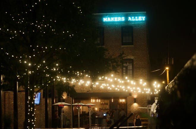 Makers Alley, tra l'isolato 800 di Shipley e Orange Street a Wilmington, dispone di un imponente spazio bar a tre piani - che si apre su un'area giardino - e una grande varietà di birre alla spina.