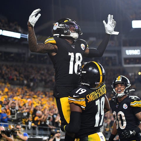 Diontae Johnson of the Pittsburgh Steelers celebra