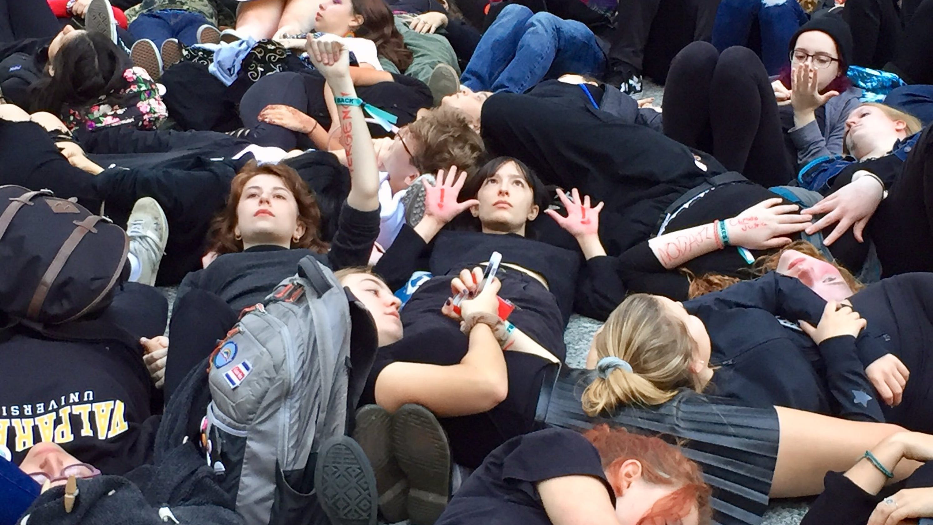 Chicago teens stage 'die-in' to demand action on climate change; one man arrested - USA TODAY