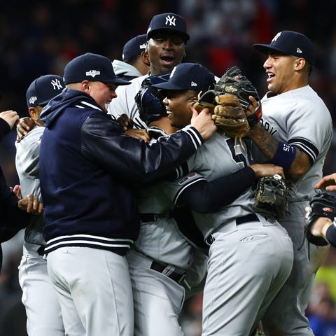 The Yankees celebrate after sweeping the Twins in 