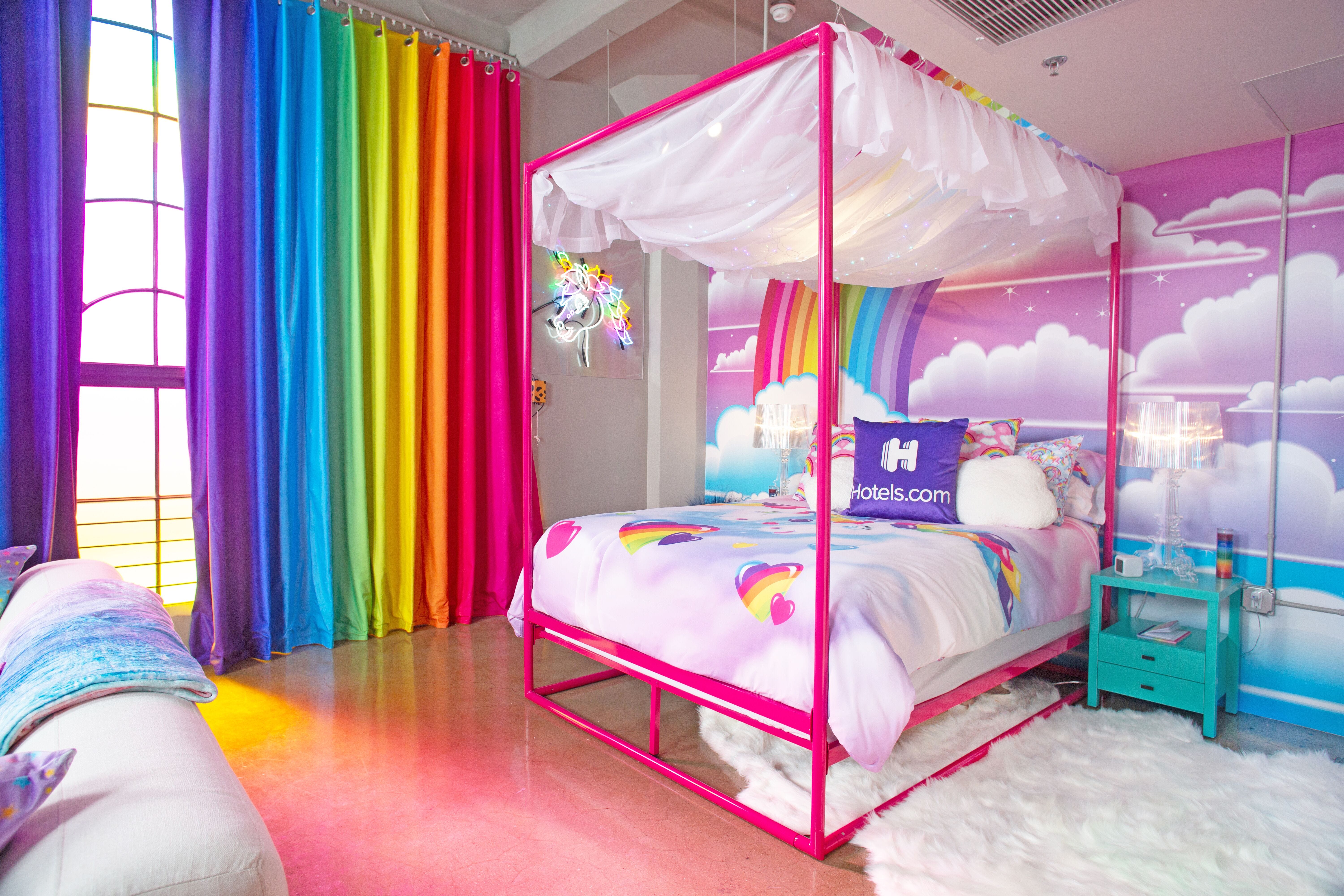 Hotels Com S Lisa Frank Flat Booked Up In An Hour On Friday