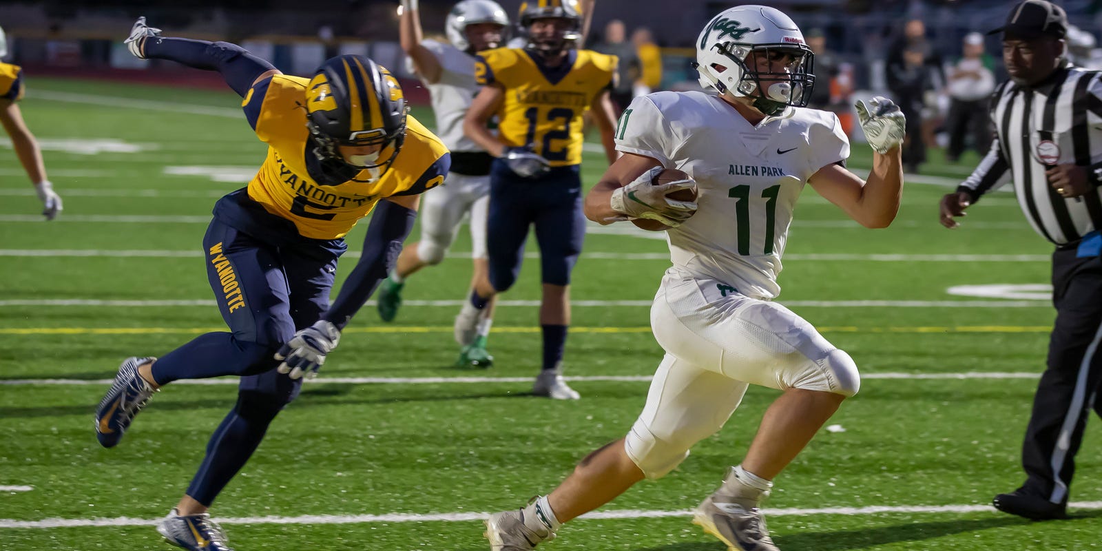 Friday S Prep Football Allen Park Rides Workhorse Nico Tiberia