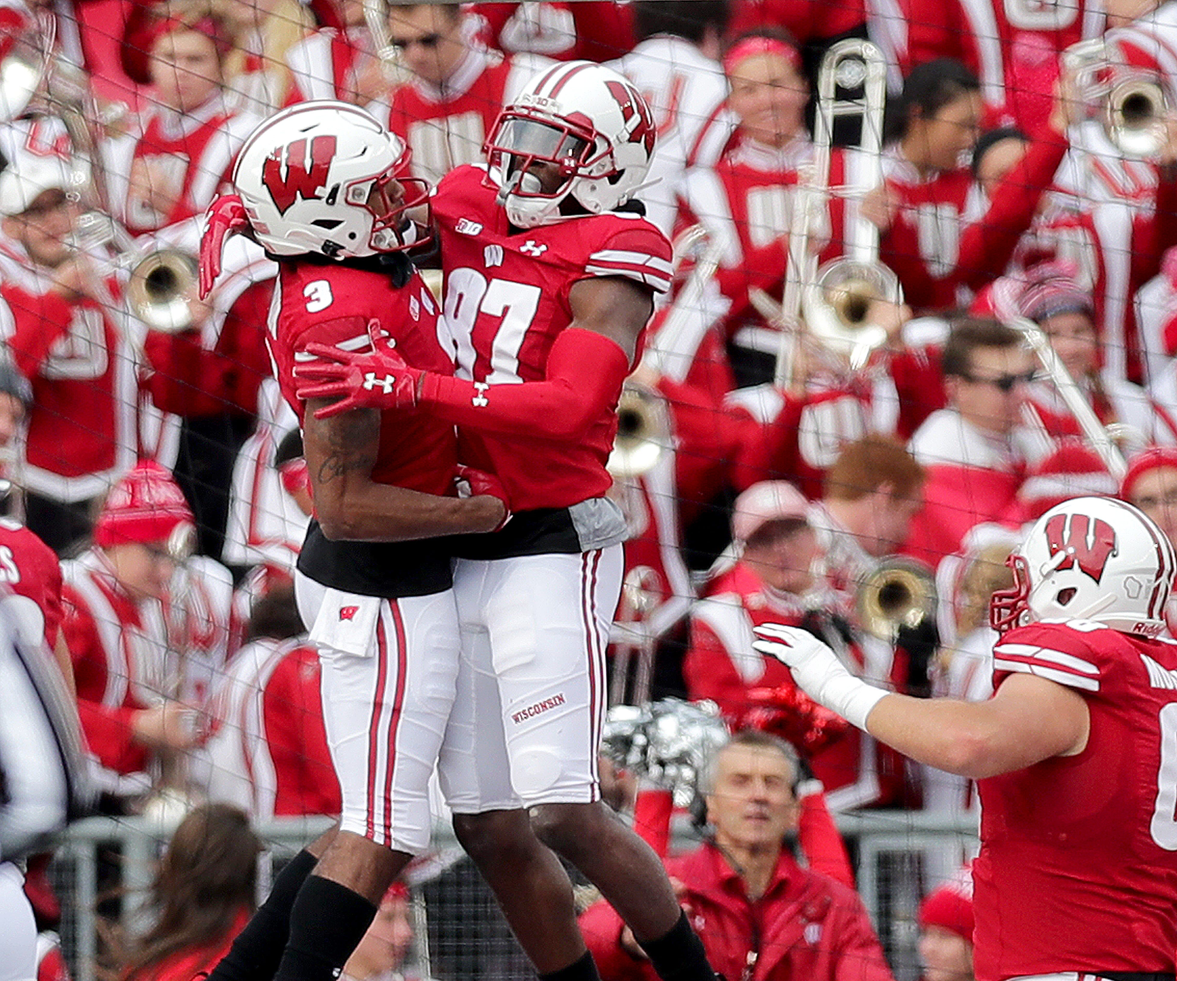 Badgers Continue To Roll Through Big Ten By Dismantling Spartans