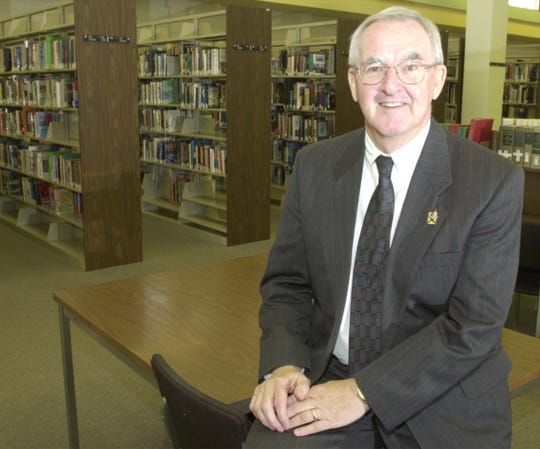 Art DeCabooter, former president of Scottsdale Community College, died on Oct. 8, 2019. He was 78.
04/18/03 Photo by Carlos Chavez/ AZR