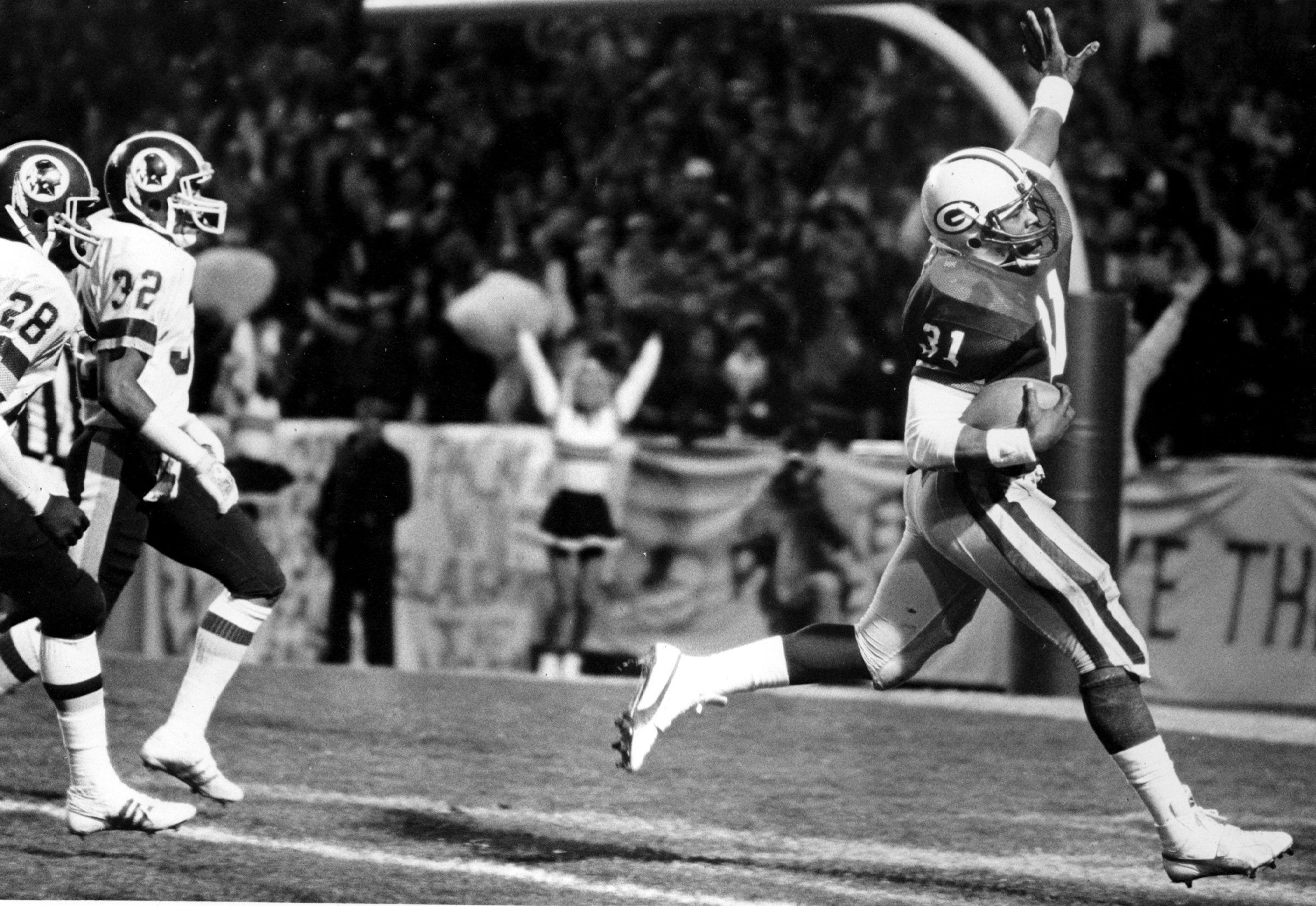 Gerry Ellis (31) scores a touchdown against the Washington Redskins on Oct. 17, 1983. The Green Bay Packers won the game 48-47.