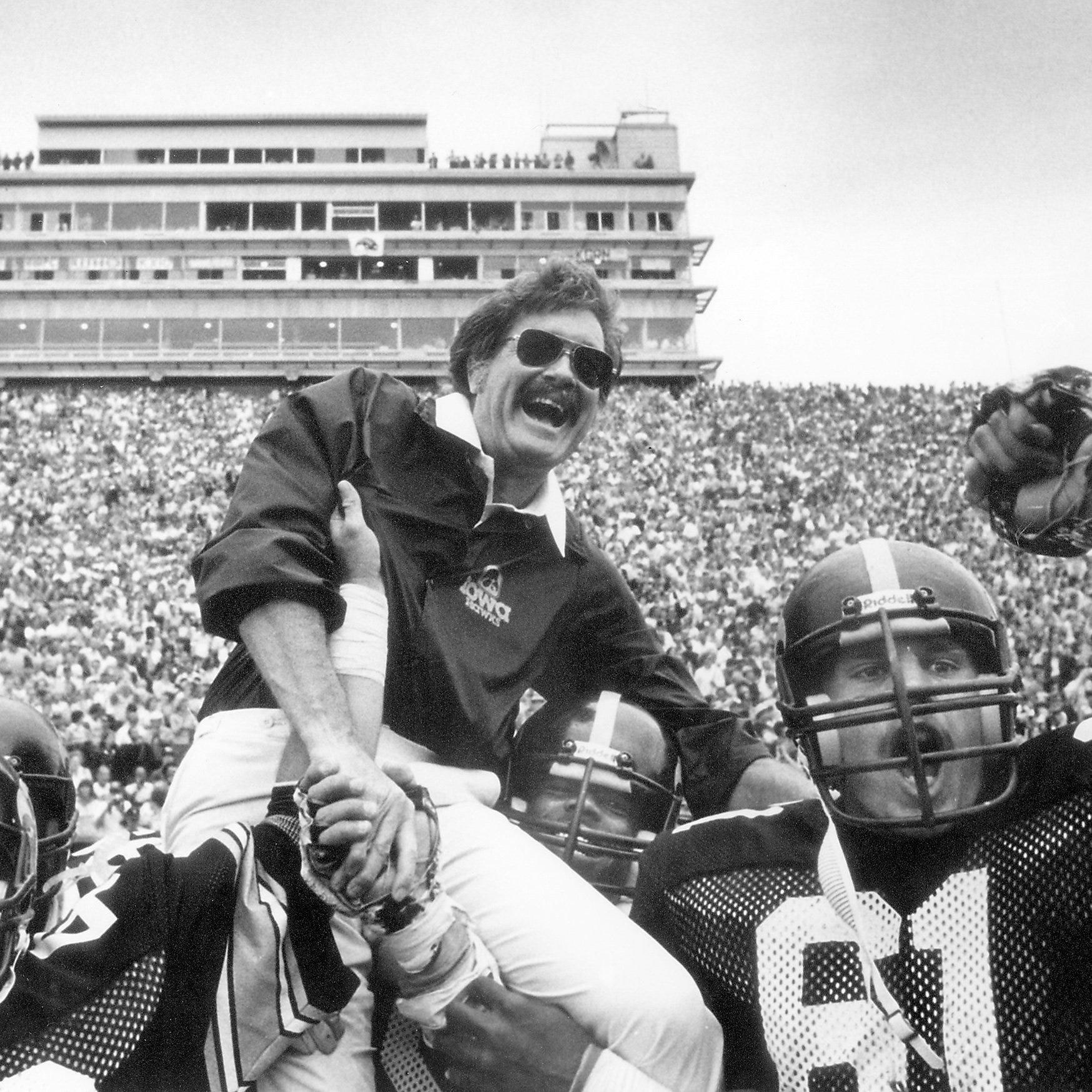 Iowa Football Legend Hayden Fry Dies Leaves Behind Texas Sized Legacy