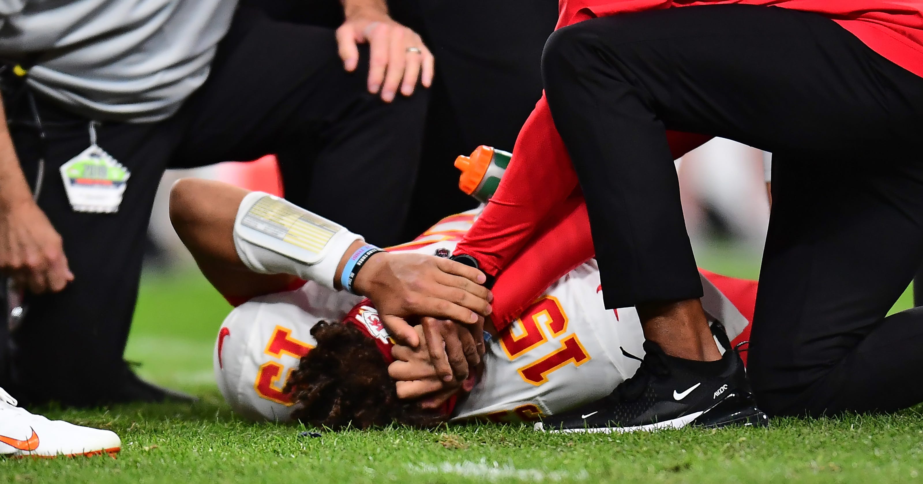 patrick-mahomes-injury-chiefs-quarterback-hurts-knee-against-broncos