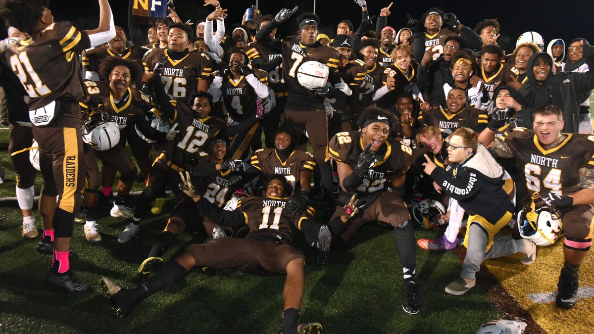 North Farmington Football Defeats Farmington For League Title