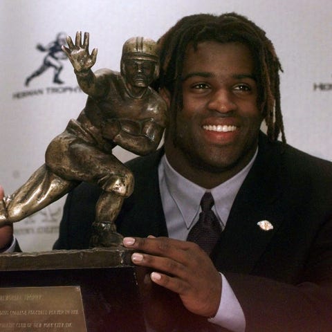 Ricky Williams poses with the Heisman trophy on De