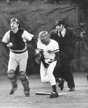 14 DE OCTUBRE DE 1975: El receptor de los Boston Red Sox, Carlton Fisk, a la izquierda, duda antes de lanzar a segunda en un intento de forzar a Cesar Geronimo de Cincinnati en la décima entrada.  El mánager de los Medias Rojas, Darrell Johnson, y Fisk argumentaron que el bateador de los Rojos, Ed Armbrister, arriba, interfirió con el receptor durante la jugada.  Geronimo finalmente anotó la carrera ganadora cuando los Rojos ganaron 6-5.