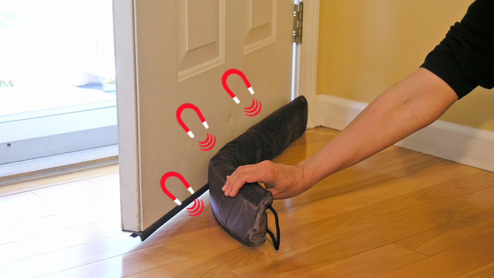 уплотнитель от сквозняков на низ двери. лайфхак для дверей. накладка на дверь от сквозняка. межкомнатные двери с уплотнителем от сквозняков. сквозняк под дверью.