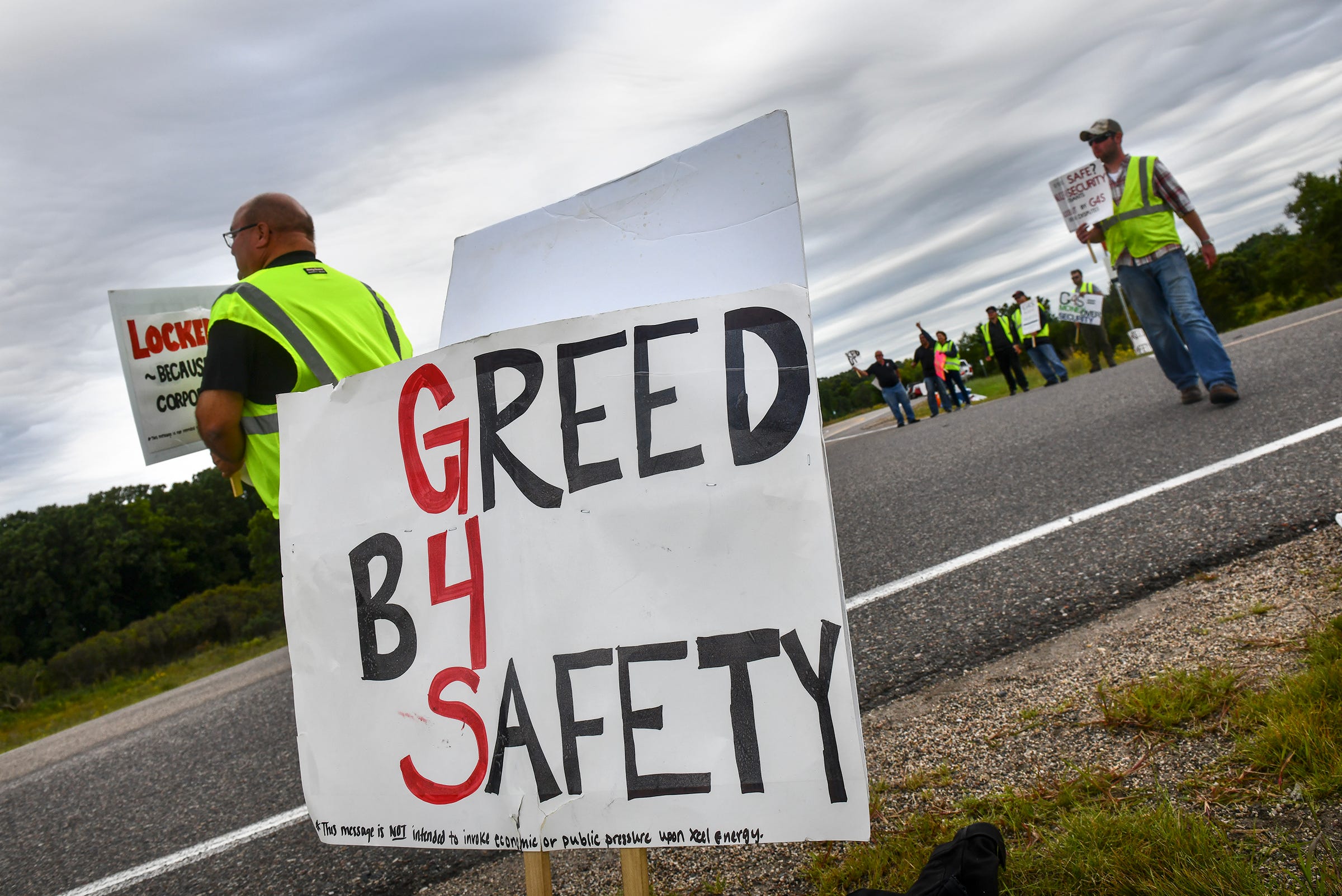 Union workers picket outside an entrance to the Monticello nuclear power plant Thursday, Sept. 5, 2019. 