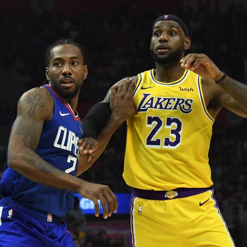 Lakers forward LeBron James (23) is defended by Cl