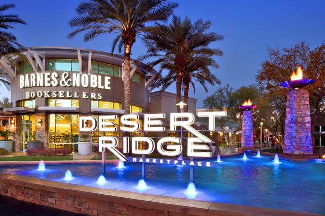 El Desert Ridge Market en el norte de Phoenix ahora permite a los visitantes del centro comercial consumir alcohol en áreas públicas peatonales.