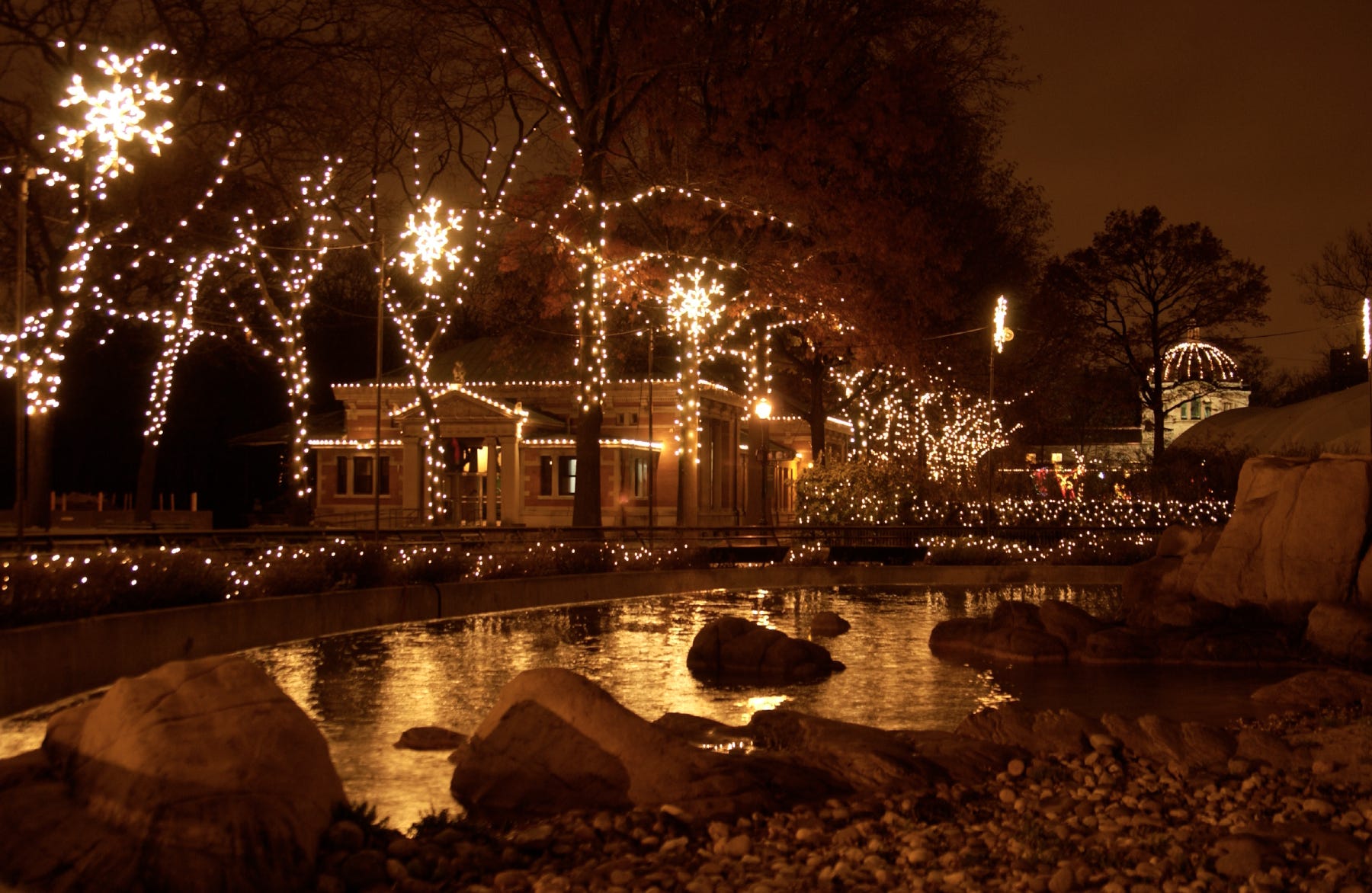 Nyc Holiday Attractions Light Shows Holiday Train Shows 2019