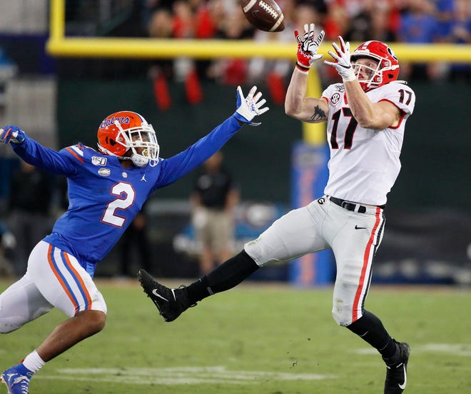 Georgia tight end Eli Wolf (17) catches a pass in front of Florida defensive back Brad Stewart Jr. (2) for a first down late in the fourth quarter.