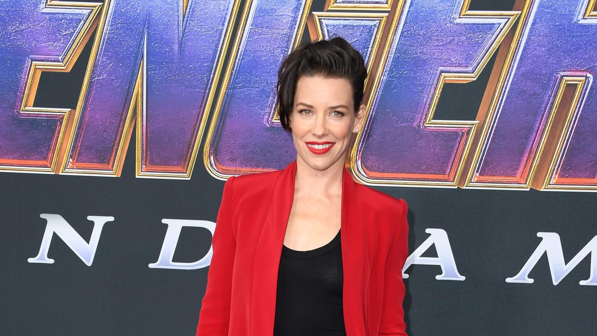 Evangeline Lilly debuts a new buzz cut.