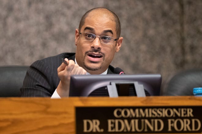 Komisijos narys dr. Edmundas Fordas jaunesnysis kalba 2019 m. Lapkričio 4 d., Pirmadienį, per Shelby apskrities komiteto posėdį Vasco apskrities administracijos A pastate. Smithas Junioras yra Memfio centre.