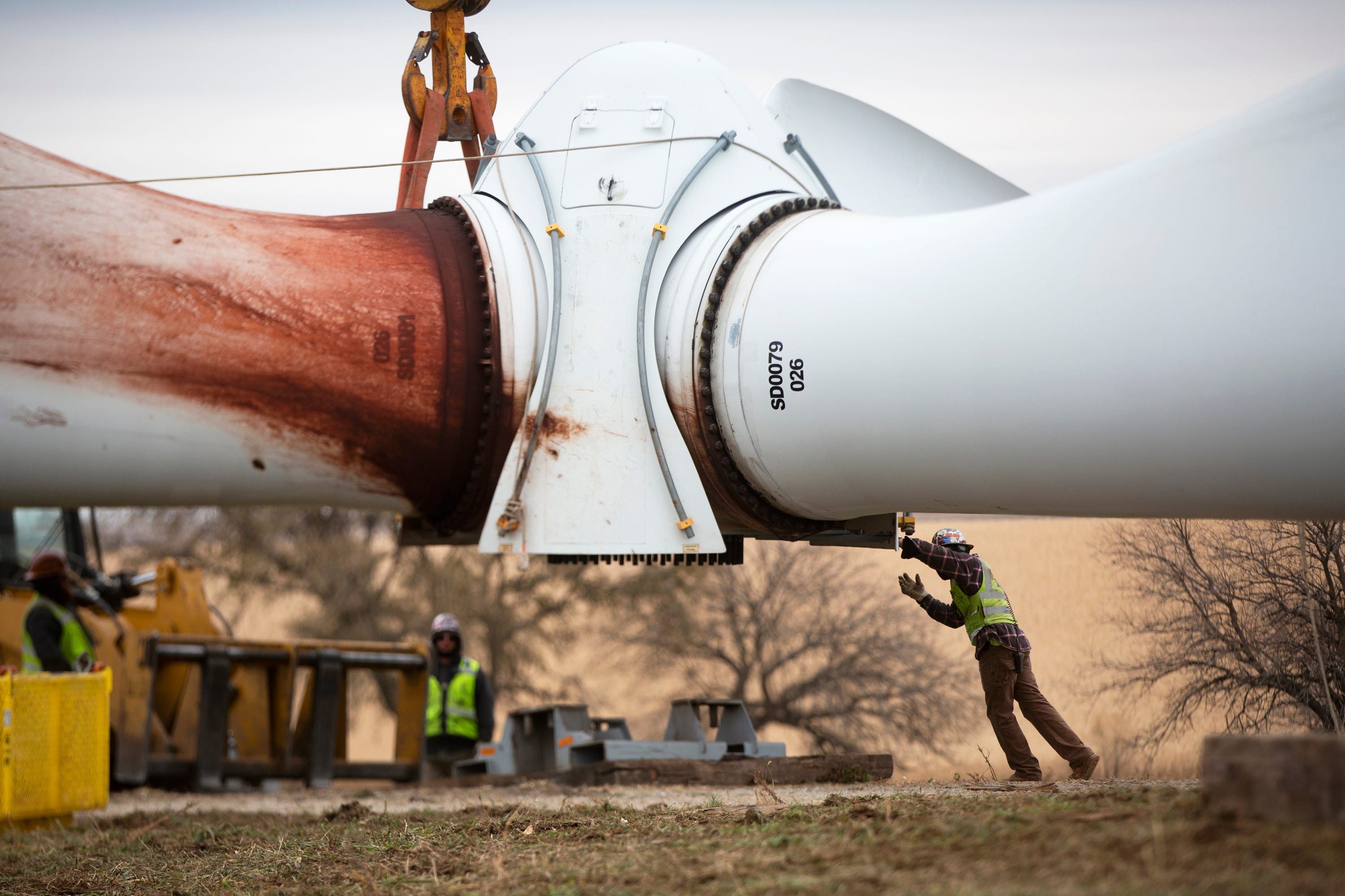 With few recycling options, wind turbine blades head to Iowa landfills