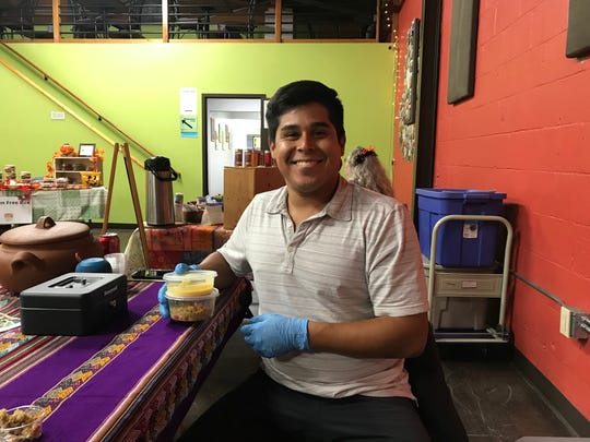 Jose Aste en su puesto de comida emergente peruano llamado Tantay en el Centro Vecinal de Allen el 30 de octubre de 2019.