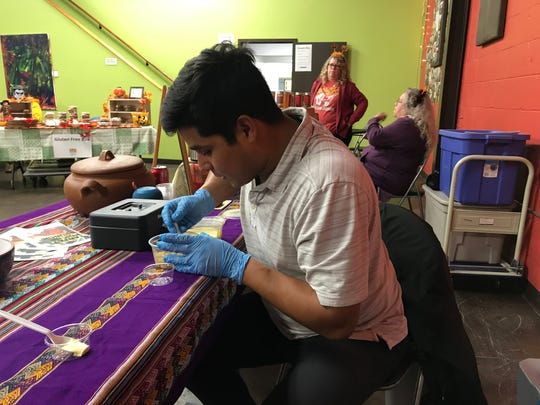 Jose Aste en su puesto de comida emergente peruano llamado Tantay en el Centro Vecinal de Allen el 30 de octubre de 2019.
