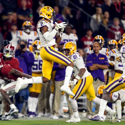 LSU wide receiver Justin Jefferson pulls in the on