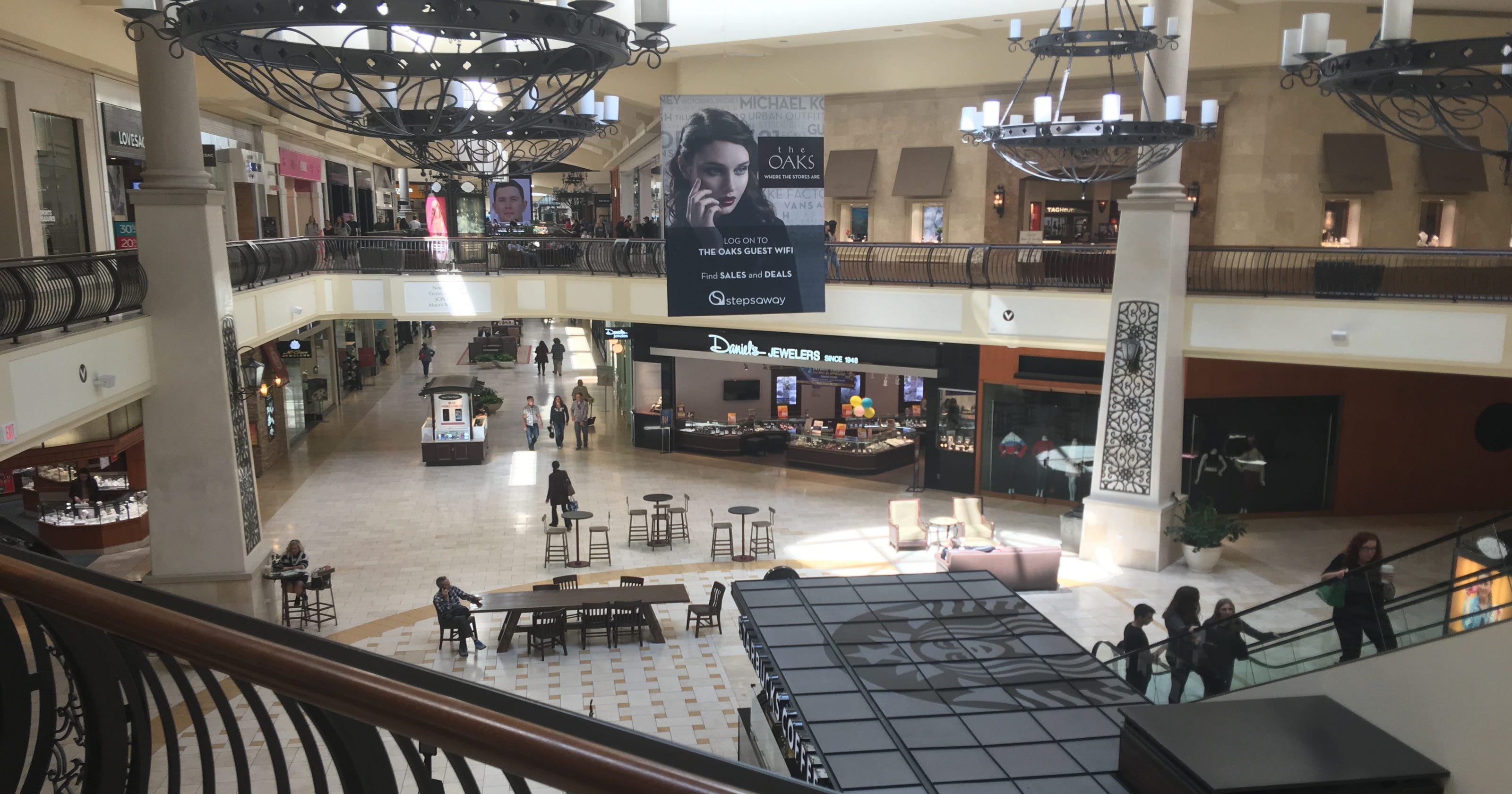 Pursuit suspects escape into Thousand Oaks mall
