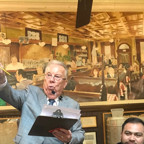 Ed Smith, of Avenue Auction Sale, points to a bidd
