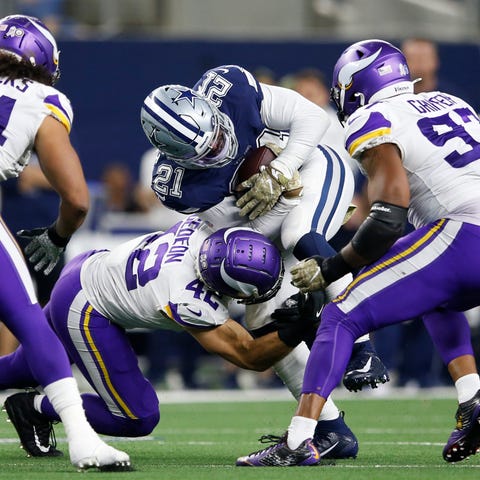 Cowboys running back Ezekiel Elliott (21) is tackl