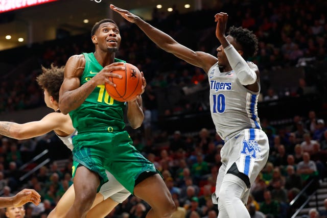 Oregon's senior forward Shakur Juiston did a very good job of scoring the basketball, and he played outstanding defense in his team's upset win over Memphis. (Photo: Joe Rondone/The Commercial Appeal.)