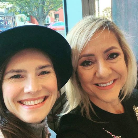 A photograph of Amanda Knox and Lorena Gallo on Kn