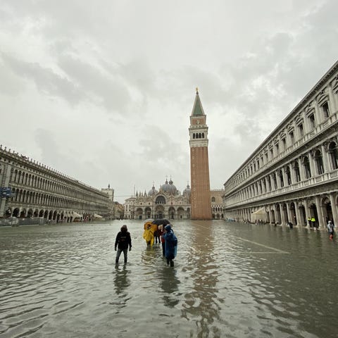 San Marco square remains covered in flood water da