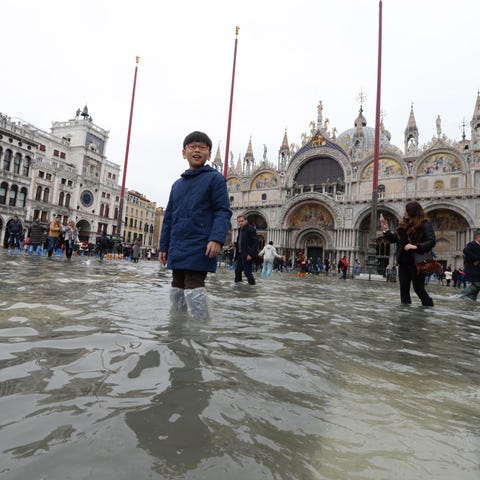 Water starts rising again in Venice, northern Ital
