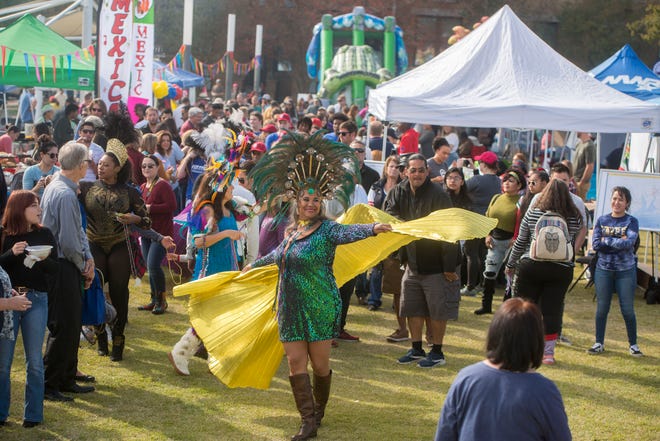Los visitantes disfrutan del Festival Latino de Pensacola 2019 en el Pensacola Historic Trust.  El festival vuelve el sábado.