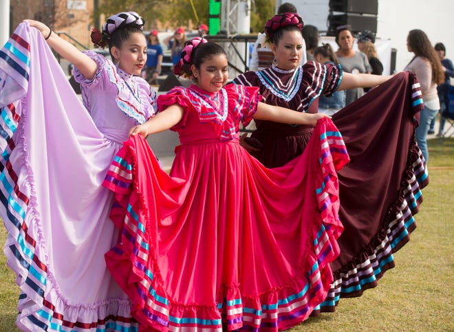 Los visitantes disfrutan del Festival Latino de Pensacola 2019 en el Pensacola Historic Trust.  El festival vuelve el sábado.