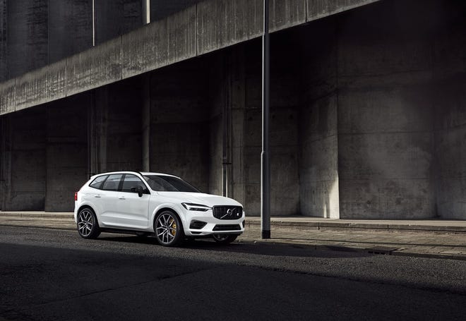 The 2020 Volvo XC60 T8 E-AWD Polestar Engineered model gets drivers’ juices flowing with a zero-to-60 mph acceleration time of 4.9 seconds, as well as good handling and well-weighted steering.