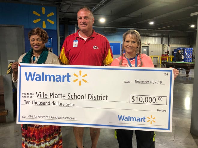 From left: Diana Johnson, Wal-mart representative Chris Ibach and Nicole Terry.