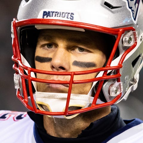 New England Patriots quarterback Tom Brady (12) lo