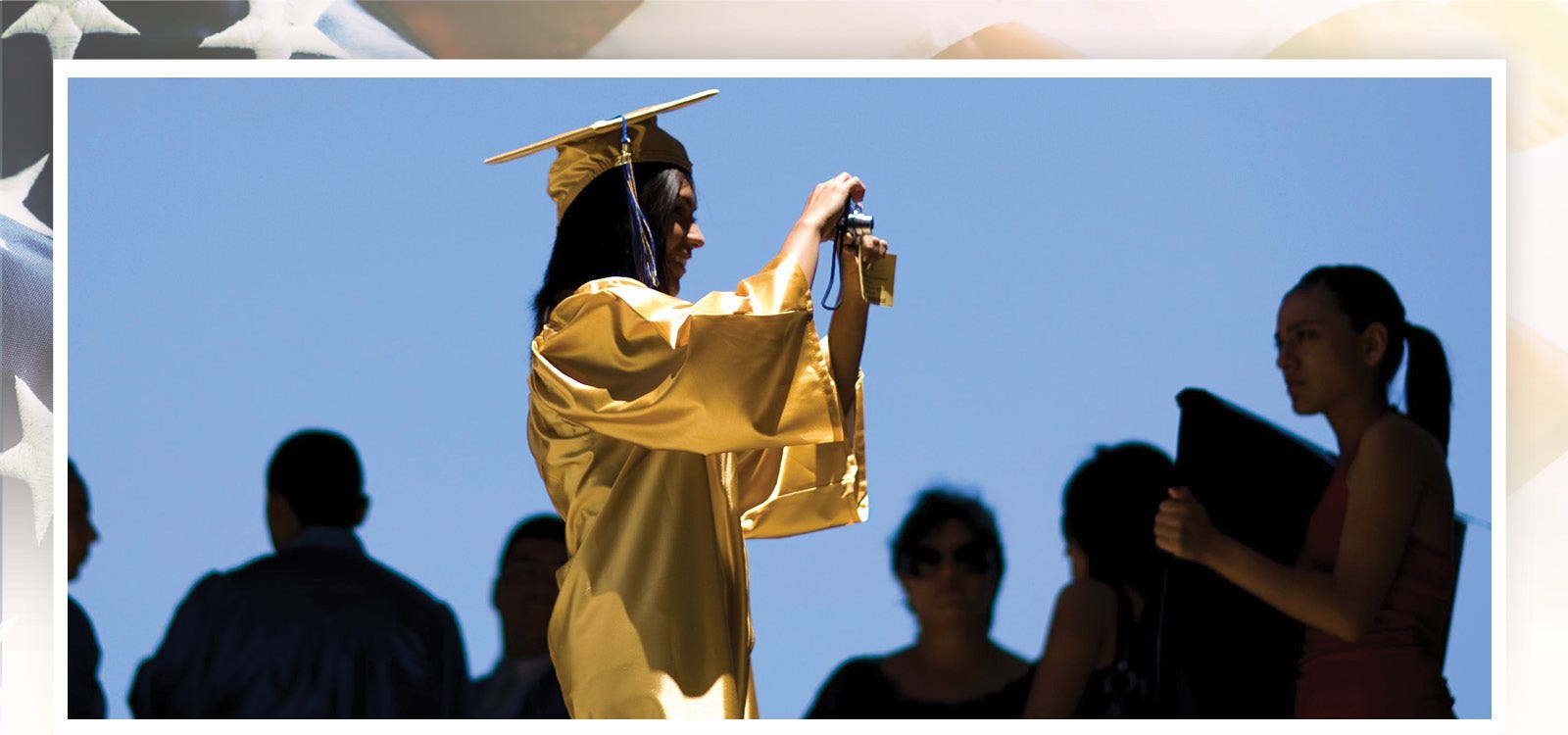 Alejandra Valenzuela, 17, toma fotos de sus compañeros durante su graduación de la escuela secundaria Carl Hayden en Arizona.